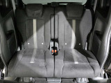 後部座席もゆったり座れます。