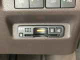 ハンドルの右下にETCがついています。高速道路の料金所の通過も楽々です!。 カードの取り出しもしやすい場所についています。