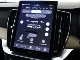 新デザイン縦型11.2インチのタッチパネル式ディスプレイはカーナビ、運転支援システムや空調、オーディオの設定もこの画面を介して行います。電話のほか、エアコン、シートコントロール、車両設定などもえます。