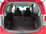 セカンドシートを倒した状態です。セカンドシートは独立可倒、荷物に合わせてラゲッジスペースをアレンジできます。