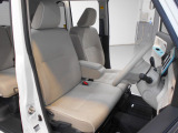 運転席は高さを調整できるハイトアジャスター付きです。