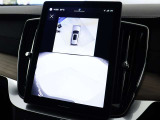 360&deg;ビューカメラは駐車枠や周囲の車両との位置関係が一目瞭然で駐車をサポートしてくれるだけでなく、車両直近の死角を減らして安全性を高める装備。ステアリング切り角に連動した進路予測線も表示されます。