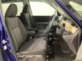 女性でも運転がしやすいように、シートの高さ調整機能(シートリフター)がついています。広い足元にゆったり座れるシートには肘掛も装備しており長距離の運転でも疲れにくいシートです。
