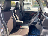 【フロントシート】インパネにシフトが付いているので足元広々!運転席から助手席の移動も楽々♪どちらからでも乗り降り出来るので、狭い場所の乗り降りも楽ちんですよ♪