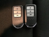 スマートキーを装備しています。鍵を差し込むことなくドアロックの開け閉めと、スタートボタン操作でのエンジンスタートができます。ボタン操作でトランクが開けられるトランクオープナーもついています。