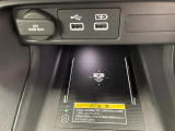 ワイヤレス充電がついていますので、Qii対応のスマートフォンは置くだけで充電する事ができます。