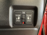 リアドアは乗り降りに便利な両側電動スライドドアです。また運転席に座っていながらスイッチ操作で自在にスライドドアを開け閉めできます。