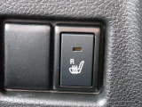 運転席シートには、シートヒーターが付いてるので、寒い時期にはありがたい装備です。