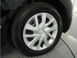 ホイールキャップを装着したスチールホイールです♪ホイールが鉄製なので耐久性があり、お手入れも簡単です。