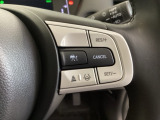 ハンドルにHondaセンシング系のクルーズコントロールやレーンキープアシストなどのスイッチの操作スイッチが装備されています。ハンドルから手を離さず安全に操作できます。