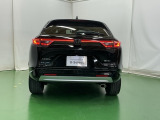 汚れが付着しやすいリヤガラスにはリヤワイパーが付いています。フロントのワイパーがONの時はシフトレバーをリバースに入れるとリヤワイパーがリンクして作動、クリヤーな視界が保てます。