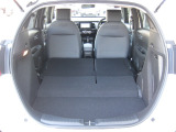 リア席を倒せば広々とした空間の出来上がり!荷物が沢山載せられます!
