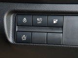 運転席右側の各種操作スイッチです。ハンドルヒーターは寒さが厳しい冬期には手先から温めてくれますので大変便利です。