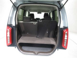 大きく開くラゲッジスペースです 左右独立でリアシートが倒れるので長尺の荷物も積むことが可能です アレンジ次第で有効活用が可能です