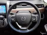 ハンドル左側にはオーディオ操作が出来るオーディオリモートコントロールスイッチ、右側にはHonda SENSINGとオートクルーズコントロールのスイッチを装備!