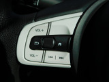 運転中のオーディオ操作に便利なステアリングも付いております。