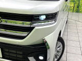 【LEDヘッドライト】悪天候や夜間走行時も良好な視界を確保し安心して運転できる高輝度LEDヘッドライトを装備!点灯速度が早く、消費電力も抑えられています。