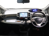 操作性に優れた運転席となります!小物入れや各ボタンの配置にこだわり、使いやすいです!座り心地もよく視認性も良好なのでロングドライブもお任せ下さい!