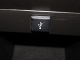 USBオーディオ用ソケットがついていますので携帯電話などを接続すれば音楽等の再生が可能です!充電用ソケットもございます!