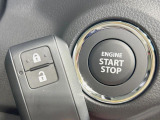 【キーレススタートシステム】カバンやポケットに入れたままでもドアの施錠・解錠が可能なスマートキーを装備。エンジンのオン・オフ時もカギを取り出す必要が無いからとっても便利です♪