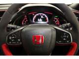 ハンドル左側にはオーディオ操作が出来るオーディオリモートコントロールスイッチ、右側にはHondaSENSINGとオートクルーズスイッチを装備!長距離運転や高速道路の運転では大活躍です!