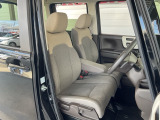 肘掛けとシートヒーター装備のフロントシートで長時間でも快適ドライブ!