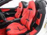 内装色にはRosso Ferrariを選択しており、シートにはブルーのアクセントが追加されております。