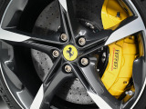 イエローのブレーキキャリパーはホイールキャップやフェンダーエンブレムとの統一感が魅力的でございます。