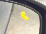 【ブラインドスポットインフォメーション】走行中、ドアミラーの死角になりやすい箇所に後続車が接近するとサイドミラー付近に警告を表示、ドライバーに注意喚起をしてくれます。