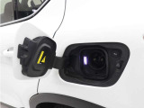 急速充電器は、商業施設など外出先の公共の充電ステーションでご利用いただけます。CHAdeMOに対応し、短時間で急速充電!150kWの急速充電器を使用した場合、充電率10%から80%まで、約32分で充電できます。