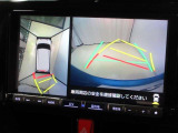 パノラマモニター付きです。車両を上から見たような映像をナビゲーション画面に表示。運転席からの目視だけでは見にくい、車両周辺の状況をリアルタイムでしっかり確認できます。