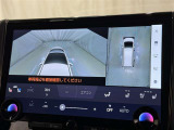 パノラミックビューモニターを装備。駐車場や交差点でクルマを真上から見るように周囲を確認できます。機能の詳細は販売店スタッフまでおたずねください。