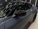 ステルスグレーの一体感を維持しながら、赤いアクセントライン(NISMO専用意匠)とのコントラストが印象的