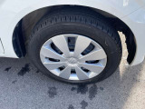 タイヤ残り溝が1.6mmになる目安として「スリップサイン」が設けられています。この車はまだまだ残っておりますので、安心してお乗り頂けます!