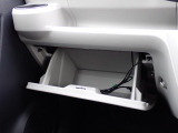 収納たっぷりグローブボックス。