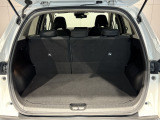 後部トランクスペースも広大です。ただ広いだけでなく積載性にも優れた形状でとても使いやすい!軽い力で開閉可能なのもメリットです!