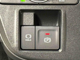 指先だけで簡単に操作が可能な電動パーキングブレーキを採用。「HOLD」スイッチを押すと、渋滞や信号待ちなどでブレーキペダルから足を離しても、ブレーキを保持するので安心です