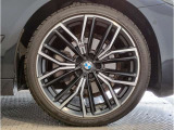 【BMWアロイホイル】軽量かつ強度に拘ったアロイホイル。走行性能ポテンシャルを引き出す設計。車の足元を引き締めてくれる大きなポイントはアロイホイルです。