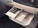 運転席と助手席の間に小物置きトレイとドリンクホルダーがあります。