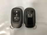 スマートキーを装備しています。鍵を差し込むことなくドアロックの開け閉めと、スタートボタン操作でのエンジンスタートができます。ボタン操作でトランクが開けられる電動テールゲートのボタンもついています。