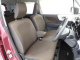 フロントシートはゆったりとしていて開放感があるベンチシートです。車内の移動も楽々です!狭い場所や駐車場で片側をギリギリに停めた際には便利ですよ!