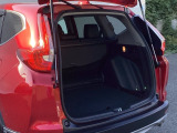 トランクの広さは、どうです、たくさんの荷物が積めますよ。トノカバー付き。荷室のプライバシーを守ってくれます。見た目もスッキリ、防犯性も高まります。