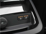 リアシートにもシートヒーターが装備されています。4席全てで独立した調整が可能です。