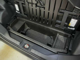 トランク下の収納です。小物を入れるのに便利です。