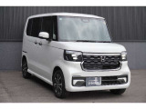 現行N-BOXカスタムは、月々550円でホンダトータルケアプレミアムにご加入されると、スマホからエンジンをかけることができたり、鍵の施錠も確認できます!大変便利です♪