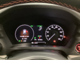 ハイブリット車専用のメーターです。右側の大型スピードメーターに加え、ステアリングスイッチを使って左のマルチインフォメーション・ディスプレイで燃費や動力伝達などの情報が見れるようになっています。