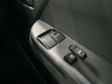 パワーウィンドウのスイッチですよ。 運転席に居ながら窓を開け閉めのコントロールできますよ。 ロック機能で、子供がイタズラして窓を開けるという事も無くなりますよ。