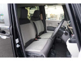 運転席・助手席はベンチシートになっております!運転席と助手席の間をスムーズに移動できます♪