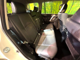 後部座席も気になるようなキズ・汚れやへたり等、大きなダメージはなく、良好な状態です。