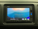 ギヤをR(バック)に入れるとナビの画面に後ろの映像が映るリアカメラ付です。後退時、コンディションが悪い視界でもカラーバックモニターがドライバーをサポートします。